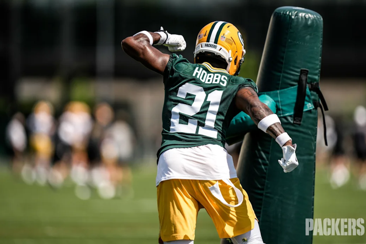O cornerback Nate Hobbs, uma das principais contratações dos Packers nesta offseason, ficará afastado dos gramados por tempo indeterminado após passar por uma cirurgia no joelho direito no último sábado (2). 